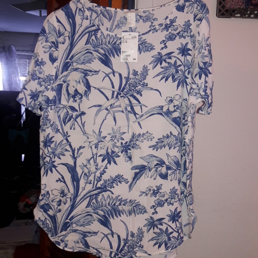Blue and white floral top